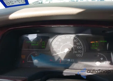 2005 Lincoln Town Car Signature Limited z USA, uszkodzony, nr VIN 1LNHM82W25Y629013